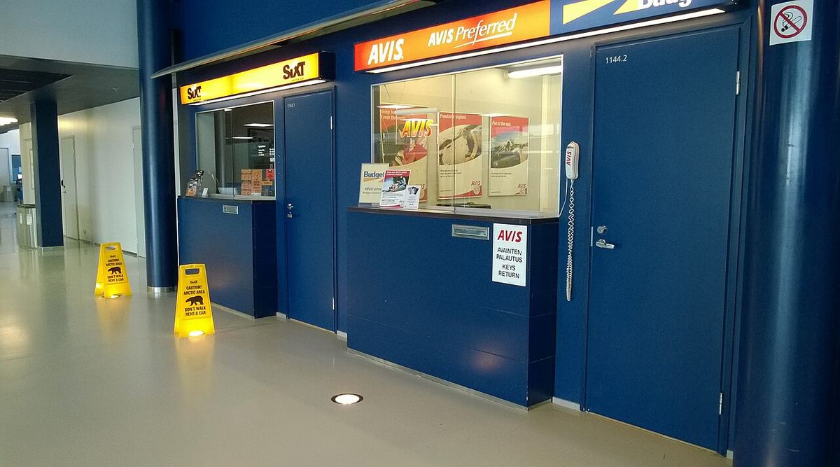 Ghișee de închiriere auto în terminalul aeroportului din Oulu, Finlanda.