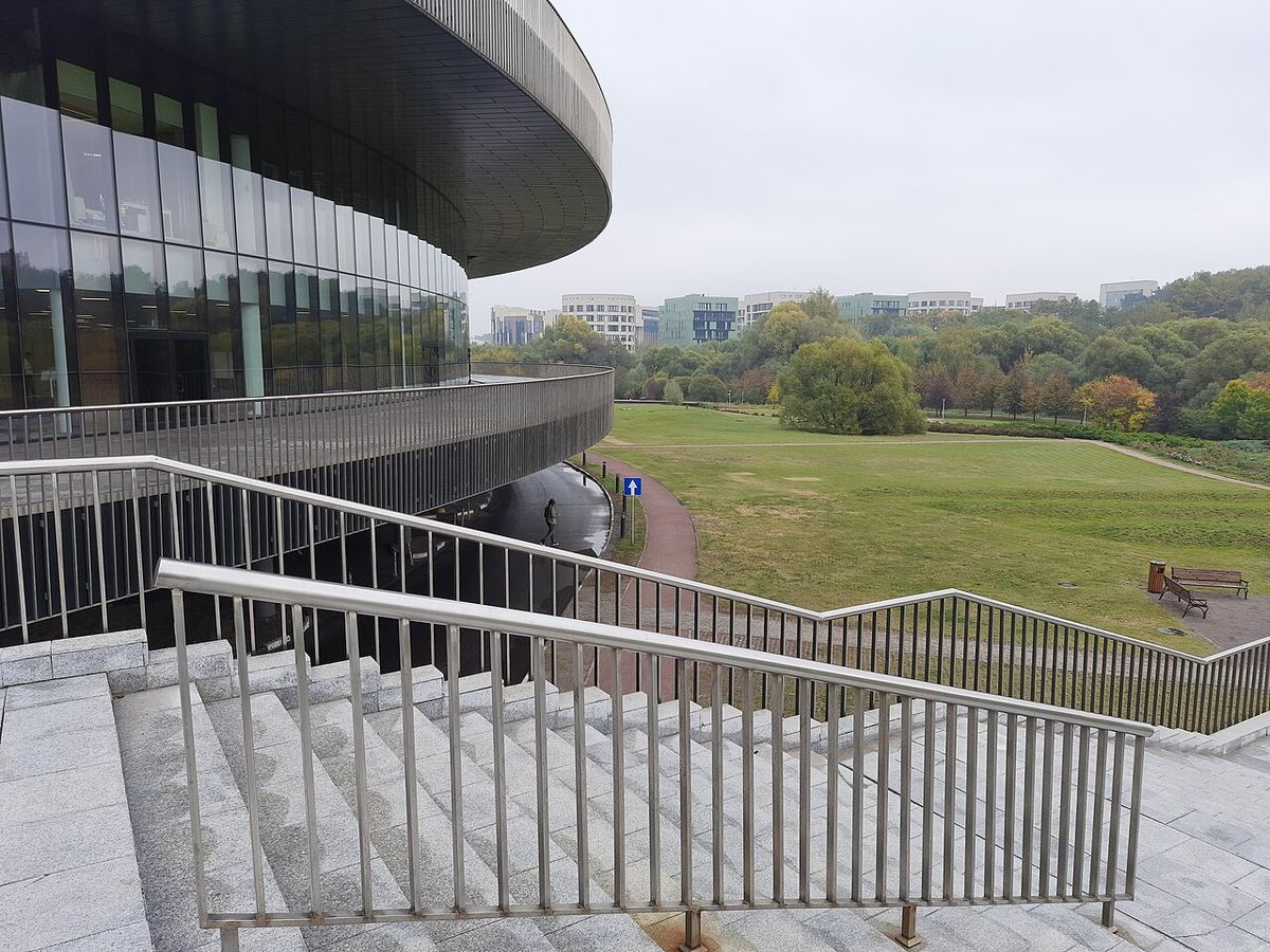 Clădirea școlii de afaceri Skolkovo, în apropiere de Moscova, Rusia.