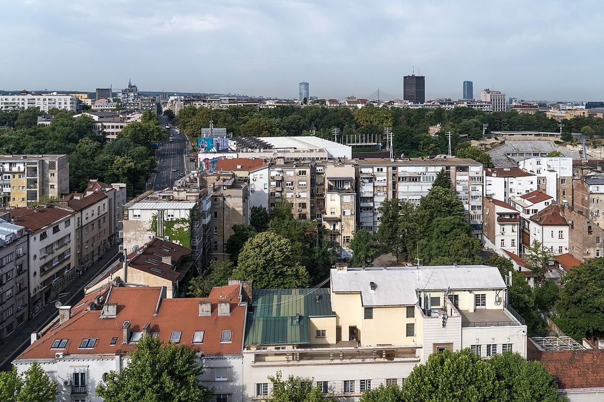 Vedere panoramică a orașului Belgrad, capitala Serbiei, cu clădiri rezidențiale și de birouri.