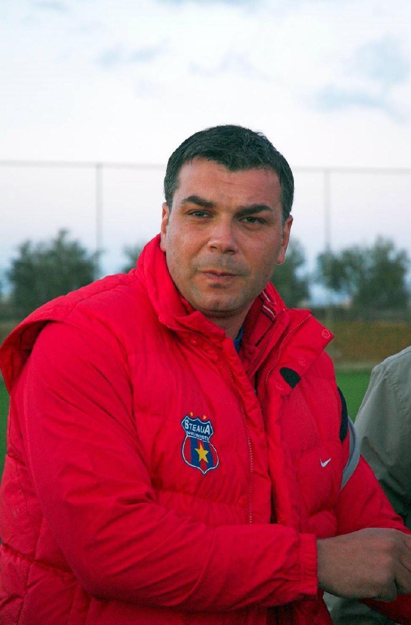 Cosmin Olăroiu, antrenorul echipei Al-Jazira, fotografiat în timpul unui eveniment sportiv.