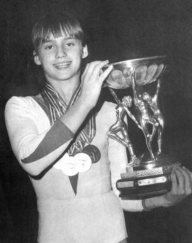 Nadia Comăneci cu un trofeu și medalii, la Campionatele Europene de gimnastică de la Praga, 1977 (fotografie de arhivă).