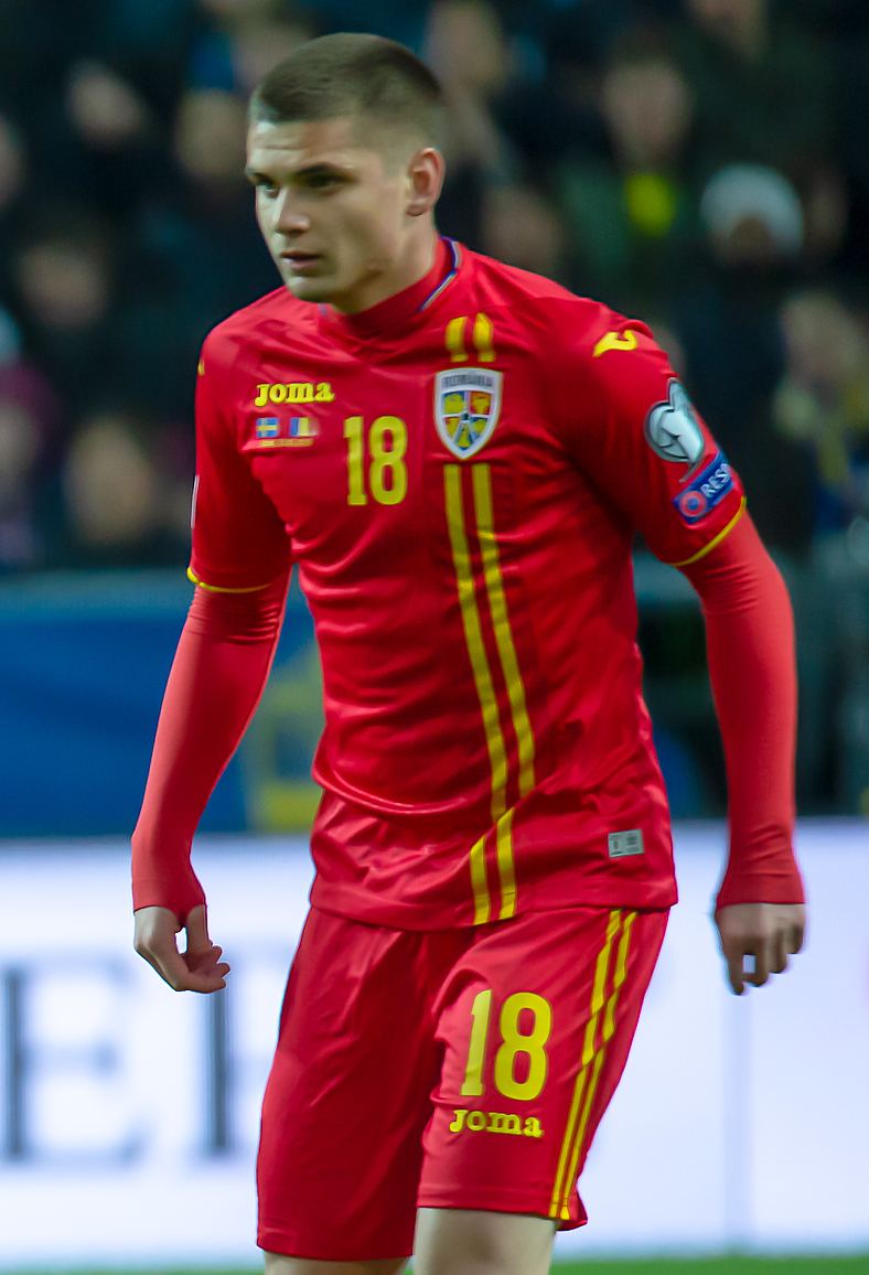 Fotbalistul Răzvan Marin în tricoul roș al echipei naționale a României, pe teren (fotografie de arhivă, 2019).
