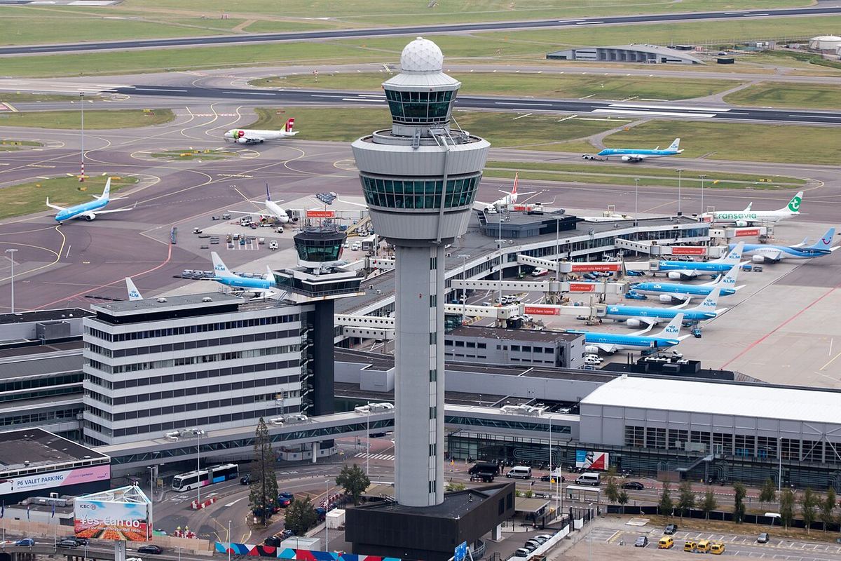 Turnul de control al aeroportului Schiphol din Amsterdam, unde este coordonat traficul aerian.