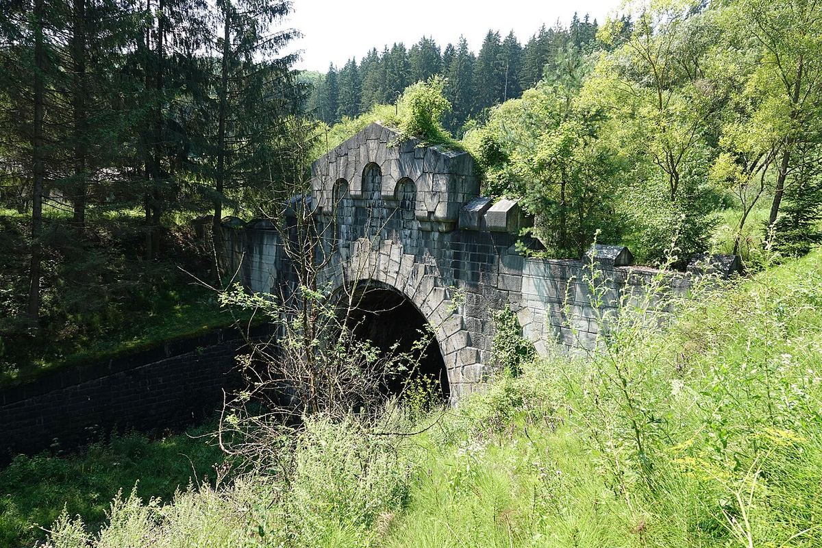 Portalul estic al Tunelului Teliu, pe linia ferată Brașov–Întorsura Buzăului, în România.