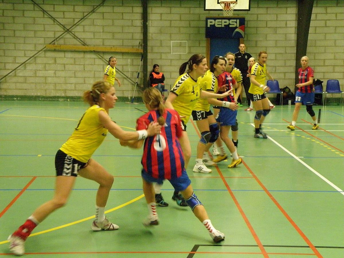 Meci de handbal feminin într-o sală de sport