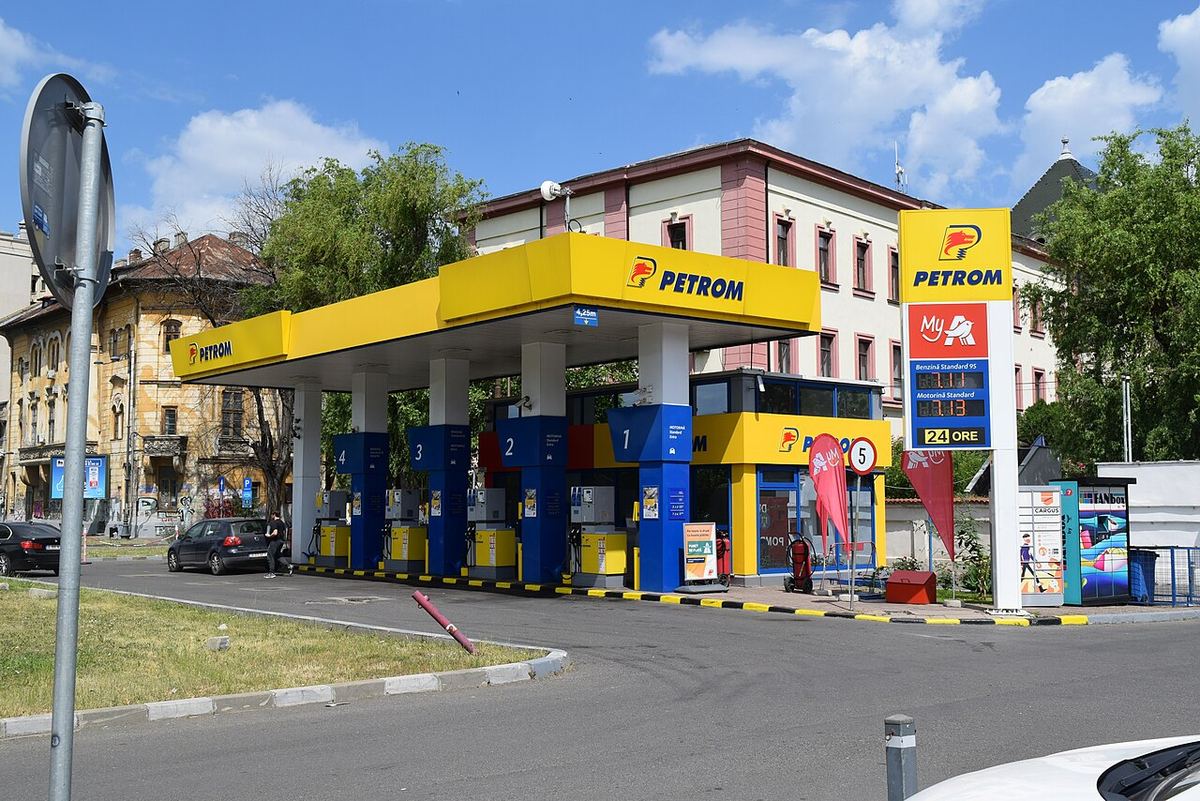 Stație de carburant Petrom cu pompe de benzină și logo-ul companiei, pe Splaiul Independenței din București, ziua.