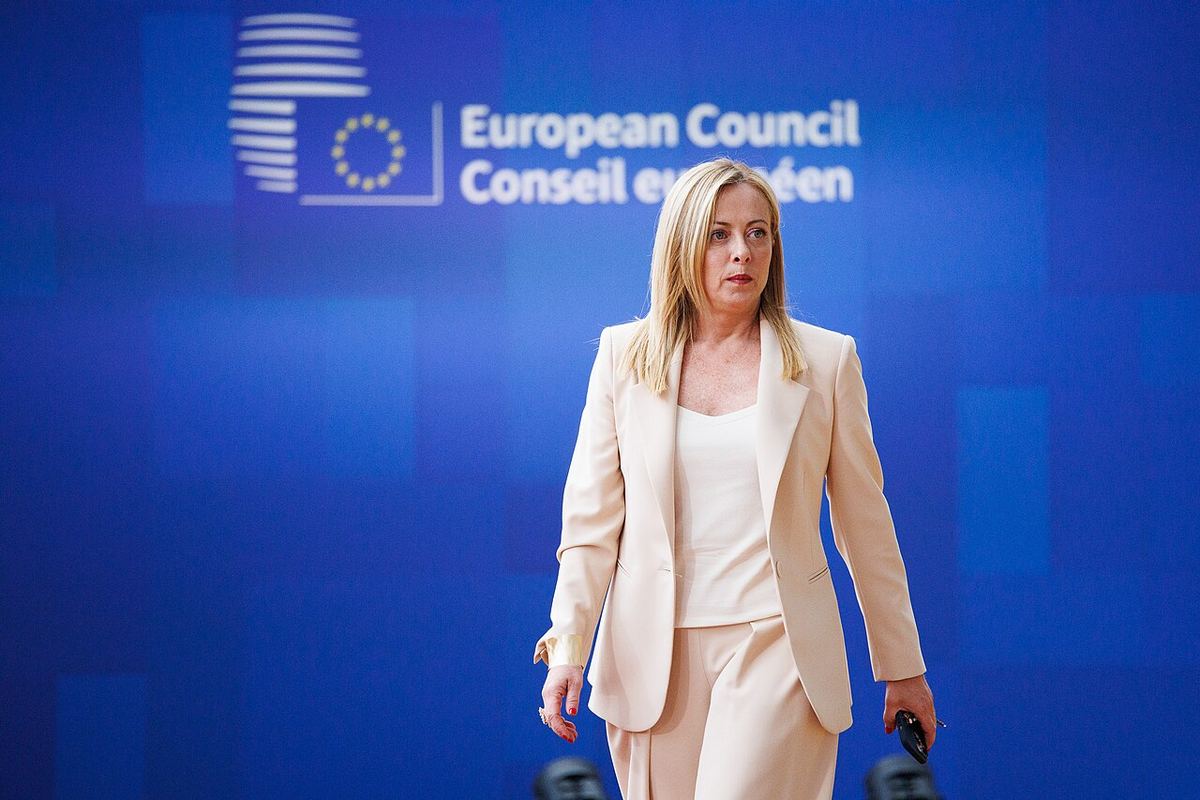 Premierul italian Giorgia Meloni sosind la Consiliul European, în 2023
