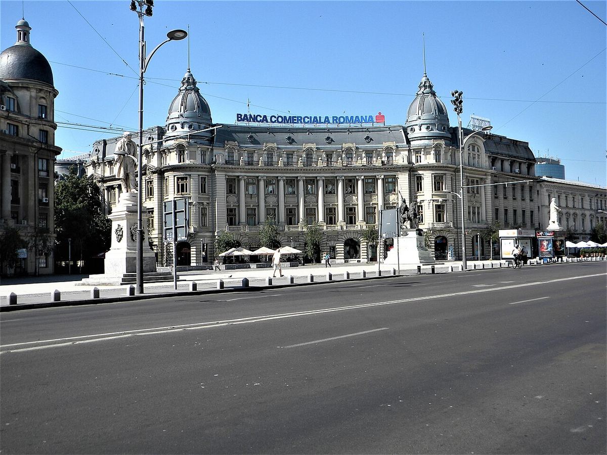 Vedere generală a clădirii Băncii Comerciale Române din București, fostul Palat al Societății de Asigurări Generala.