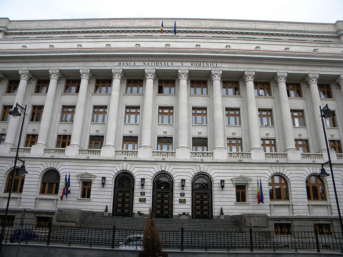 Fațada clădirii Băncii Naționale a României din București, cu coloane albe și inscripția instituției.