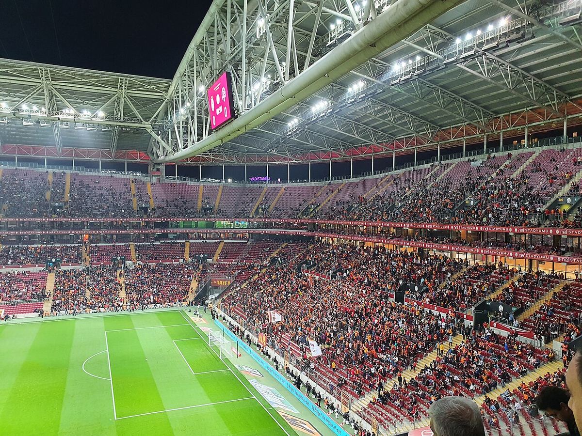 Stadionul Galatasaray Nef din Istanbul, fotografiat înainte de un meci.