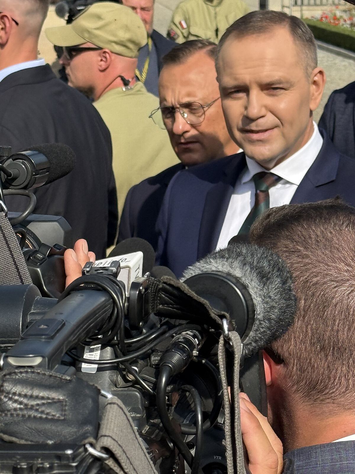 Karol Nawrocki, președintele Poloniei, vorbind la o conferință de presă în fața Palatului Prezidențial din Varșovia.