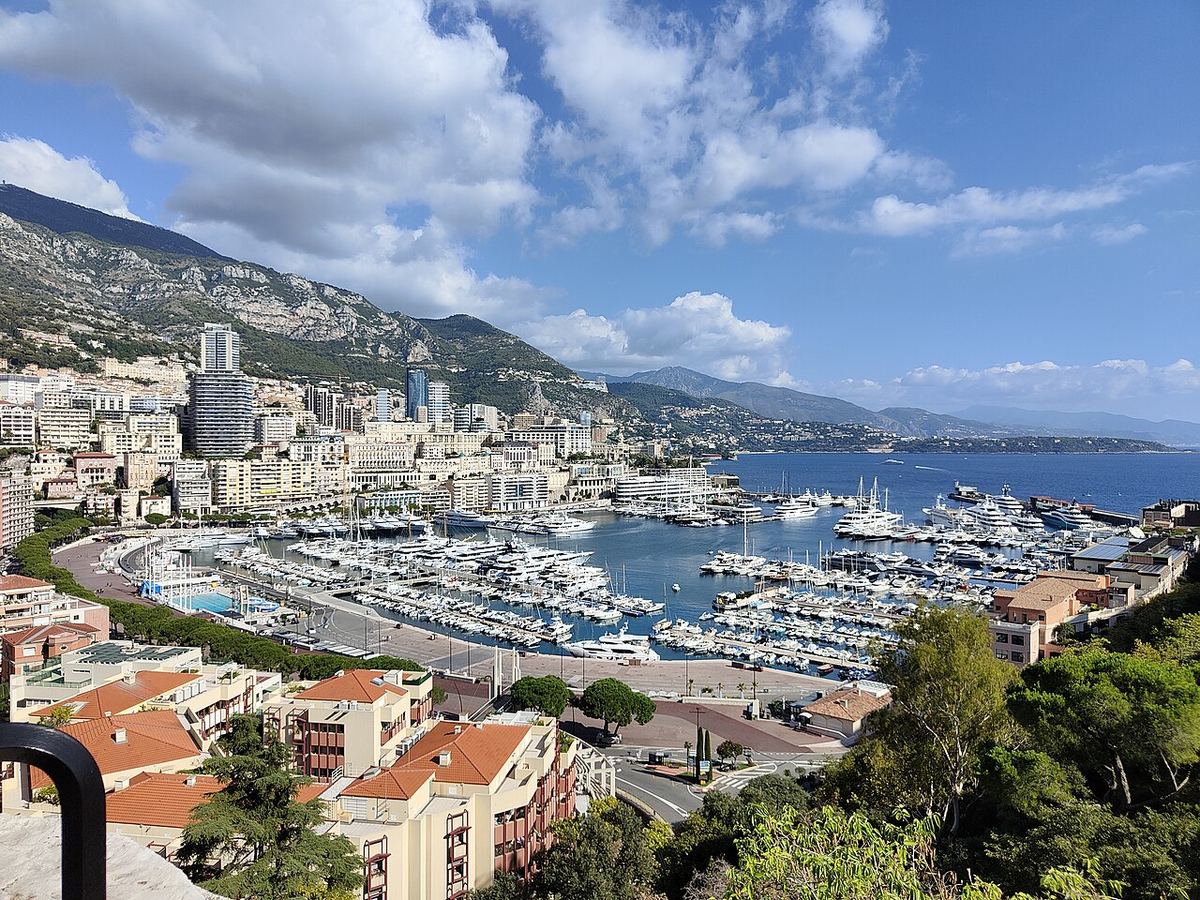 Vedere a Monte Carlo, Monaco, cu clădiri și coasta mediteraneană.