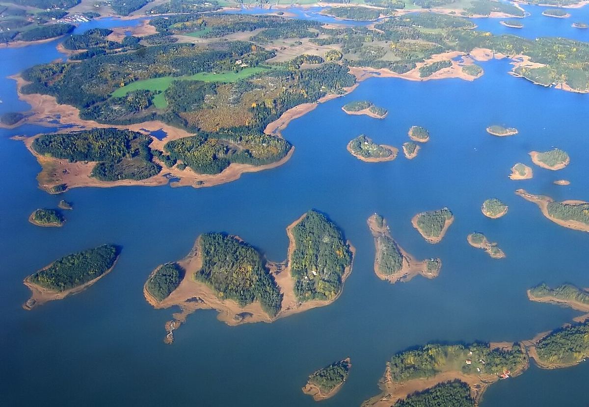 Fotografie aeriană a arhipelagului Naantali, Finlanda, cu insule și un canal navigabil printre ele.