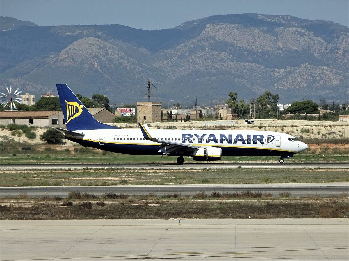 Un avion Boeing 737-800 al companiei Ryanair pe aeroportul Palma de Mallorca, în septembrie 2017.