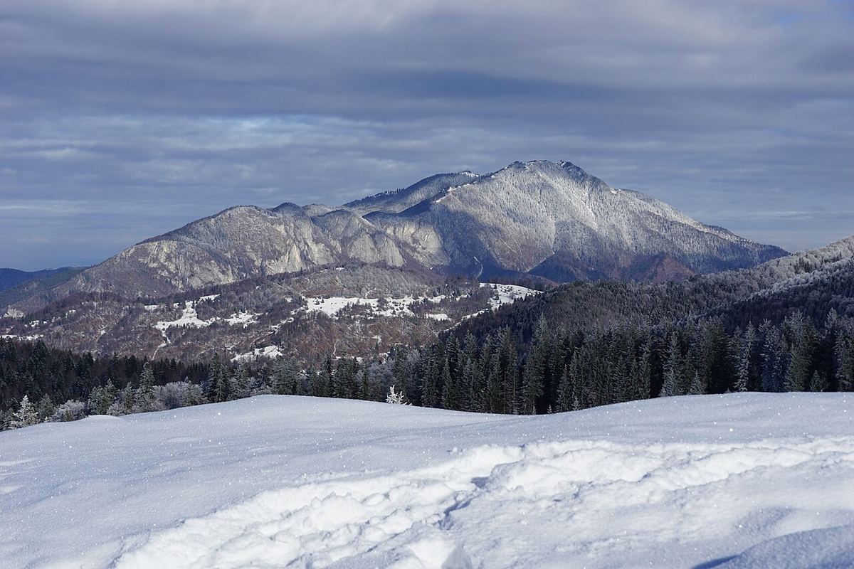 Muntele Postăvaru din România, fotografiat din zonă montană.