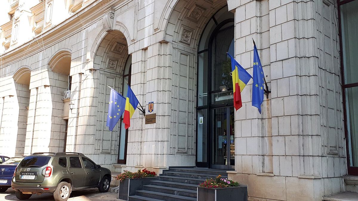 Intrarea în clădirea Ministerului Finanțelor din București, cu steagurile României și UE