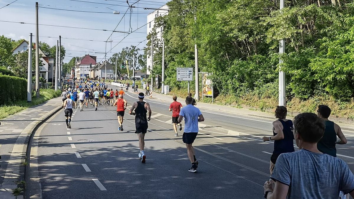 Un grup de alergători în timpul unui semimaraton, pe un traseu de competiție de alergare pe șosea.