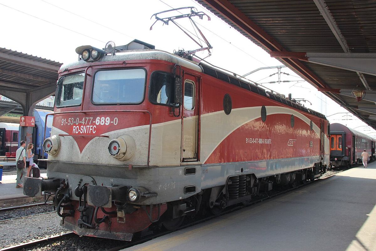 Locomotivă electrică a CFR, fotografiată în Gara de Nord din București.