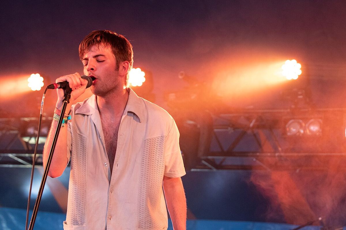Grian Chatten, vocalistul trupei Fontaines D.C., în concert la Glastonbury 2019, pe scena Williams Green.