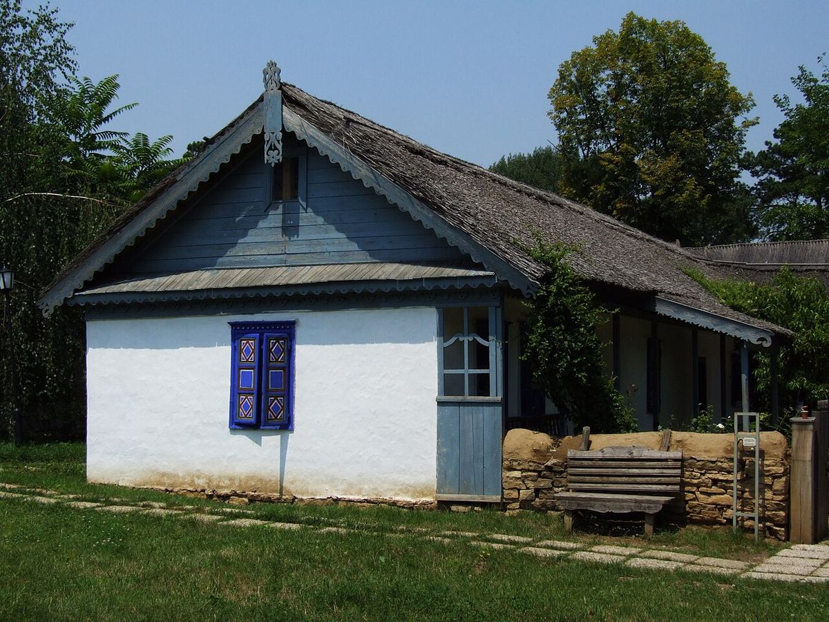 Casă tradițională românească cu acoperiș de stuf