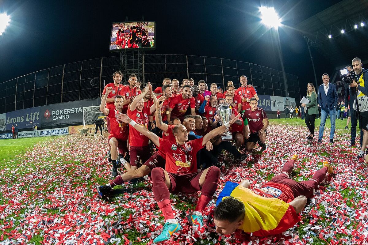 Jucătorii CFR Cluj sărbătorind titlul de campioni, în 2022