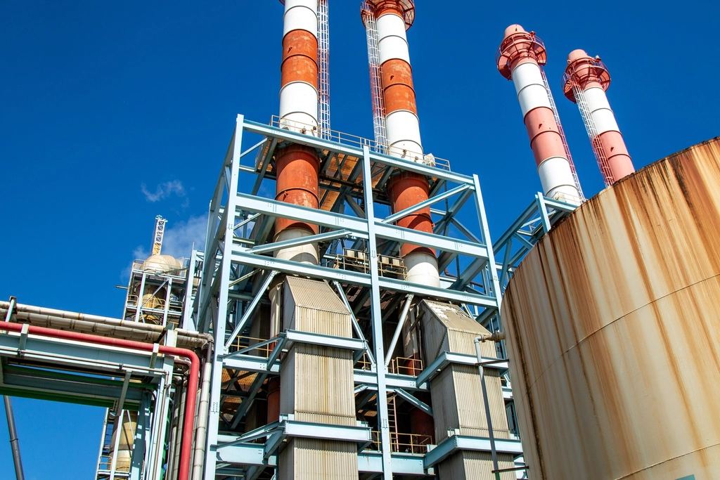 Coșuri de fum ale unei rafinării de petrol, ilustrație generică pentru industria gazelor și petrolului.