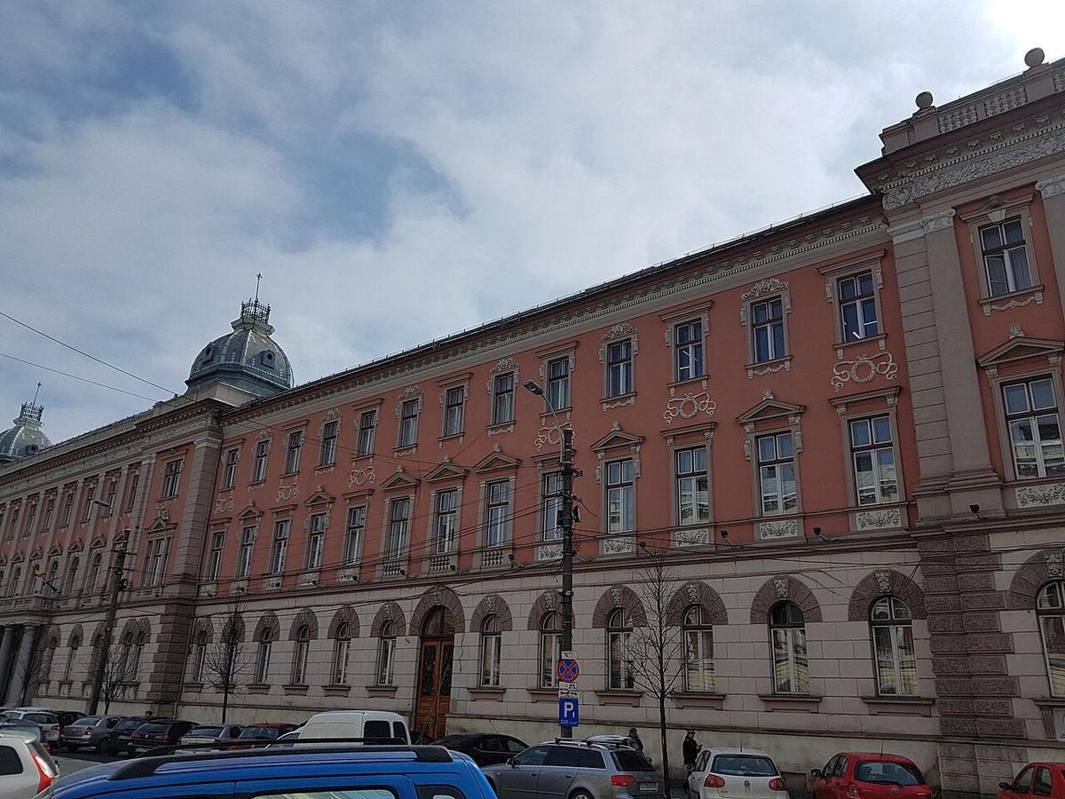 Fațada clădirii Tribunalului și Curții de Apel, fotografiată pe timp de zi.