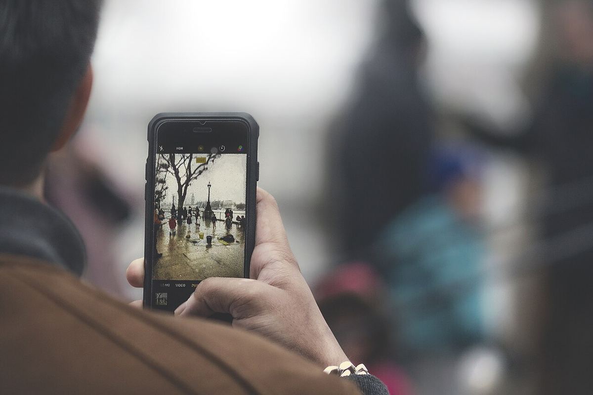 Om care fotografiază cu telefonul