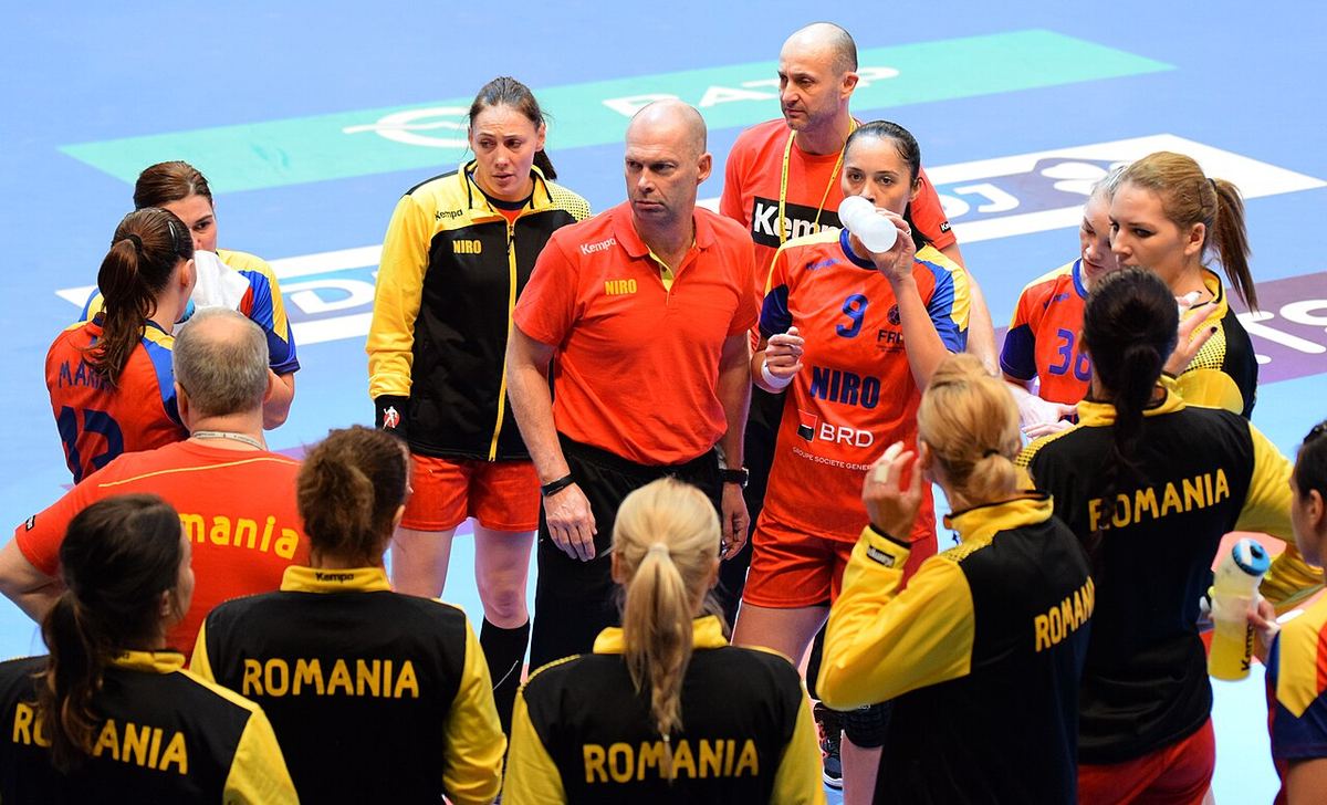 Echipa feminină de handbal a României în timpul unui meci disputat pe teren interior.