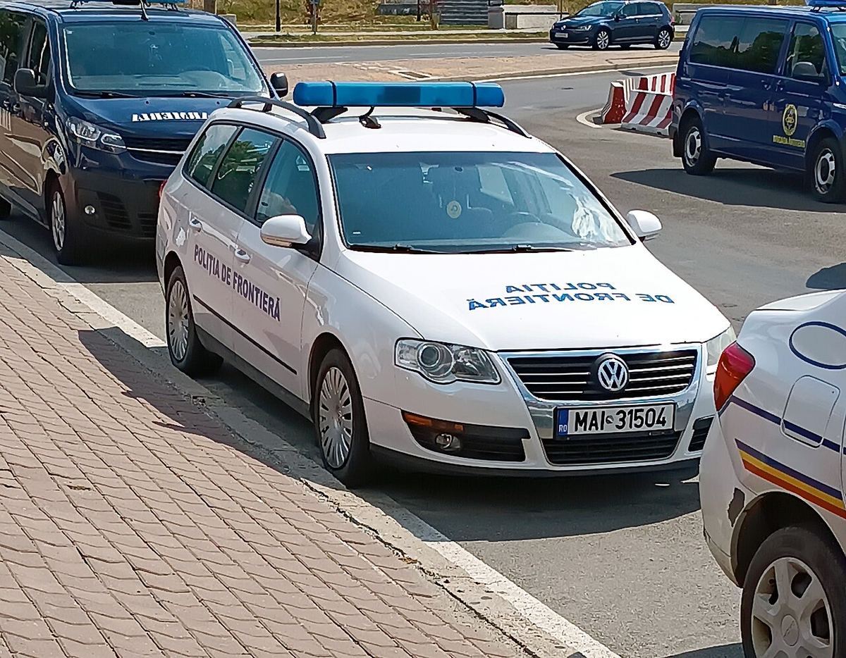 Polițist de frontieră la aeroportul din București, fotografiat în timpul serviciului de control al documentelor.