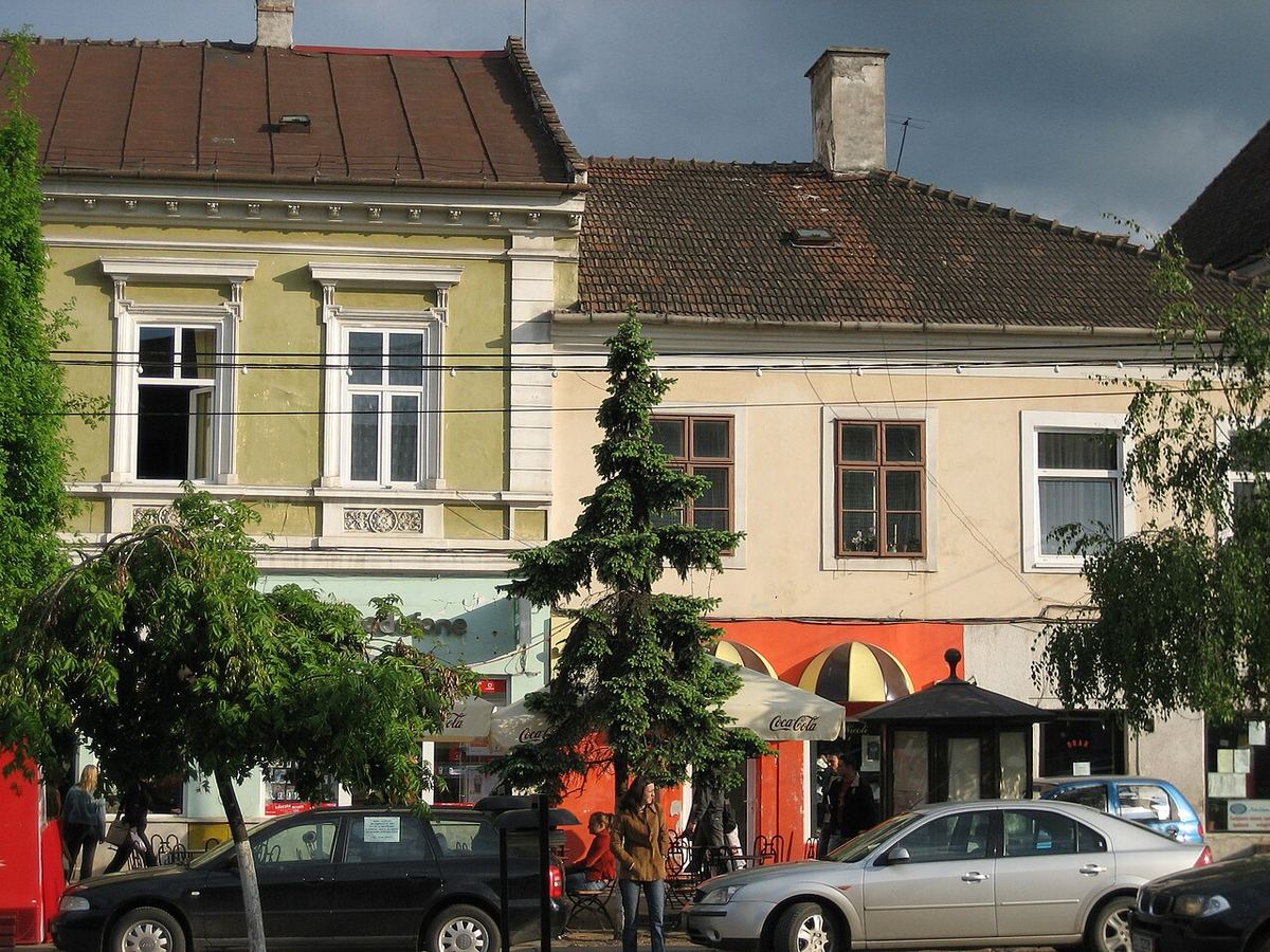 Bulevardul Eroilor din Cluj-Napoca, cu clădiri și trafic urban pe o arteră centrală a orașului.