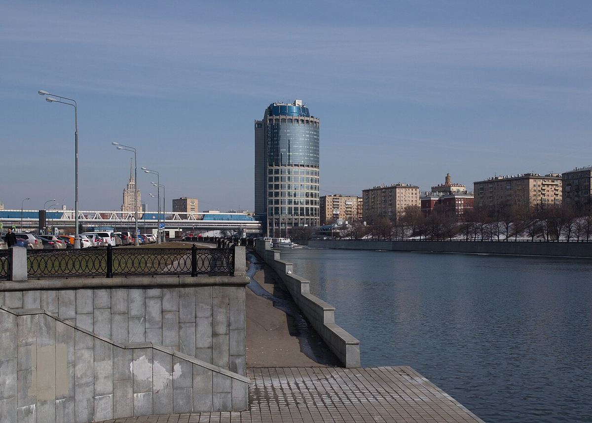 Vedere asupra râului Moscova, cu Turnul 2000 și Podul Bagration, în Moscova, Rusia.