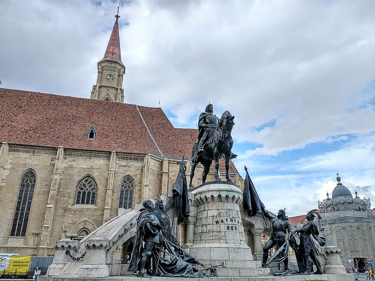 Imagine ilustrativă a unui oraș, cu clădiri și străzi, asociată evenimentelor din județul Cluj.