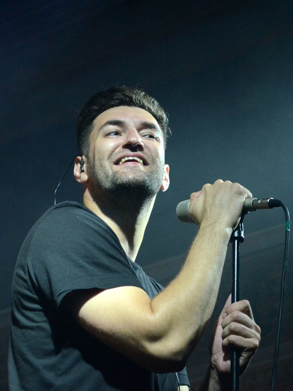Smiley în concert, cântând la o petrecere privată.