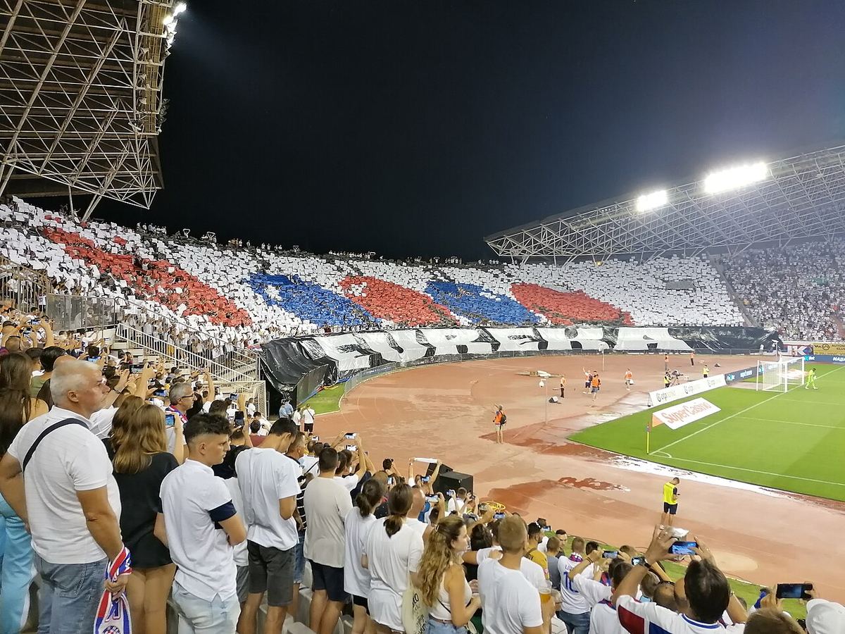 Coregrafie a suporterilor Hajduk Split în tribună, în meciul de Conference League cu Vitória Guimarães, 2022.