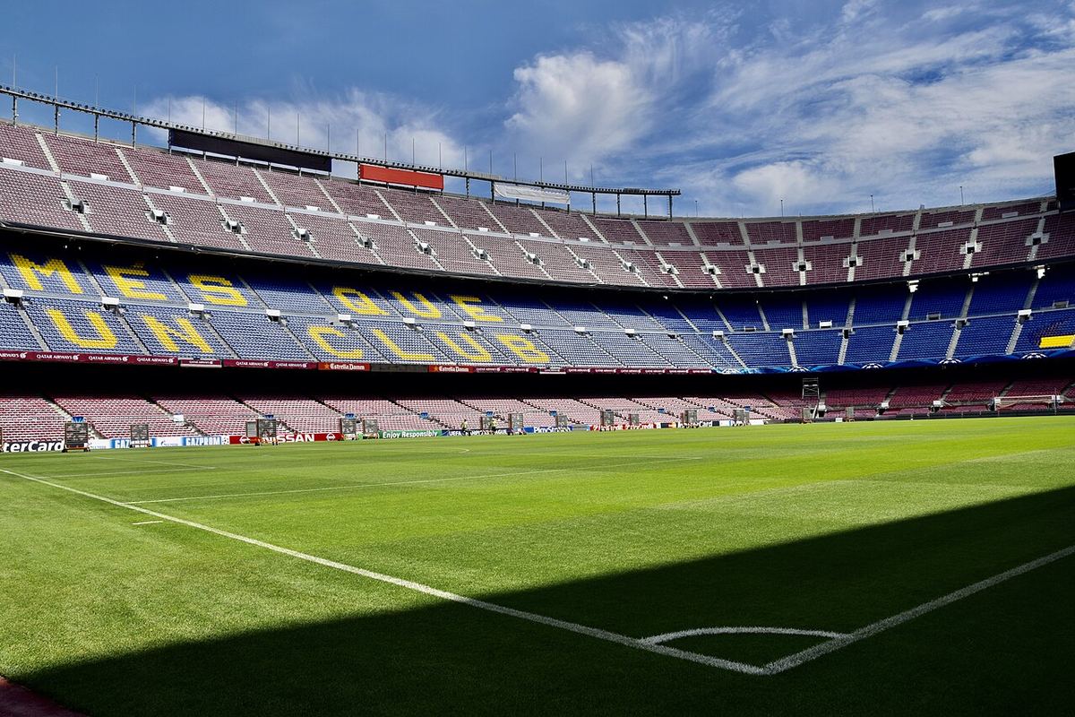 Stadionul Camp Nou al FC Barcelona, văzut din exterior.