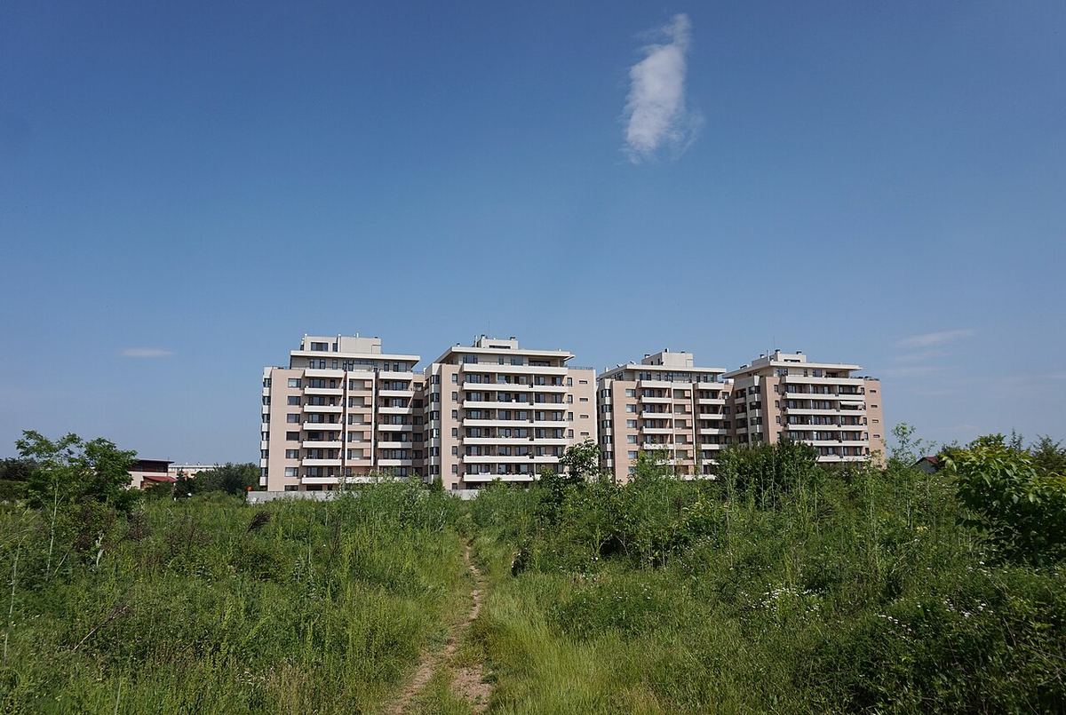 Clădire de apartamente rezidențiale, ilustrație pentru o comparație a prețurilor locuințelor din România.