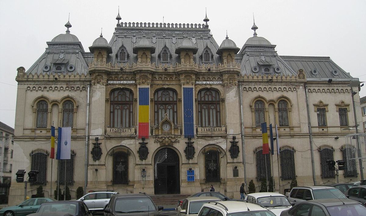 Clădirea Primăriei Craiova, fotografiată din exterior.