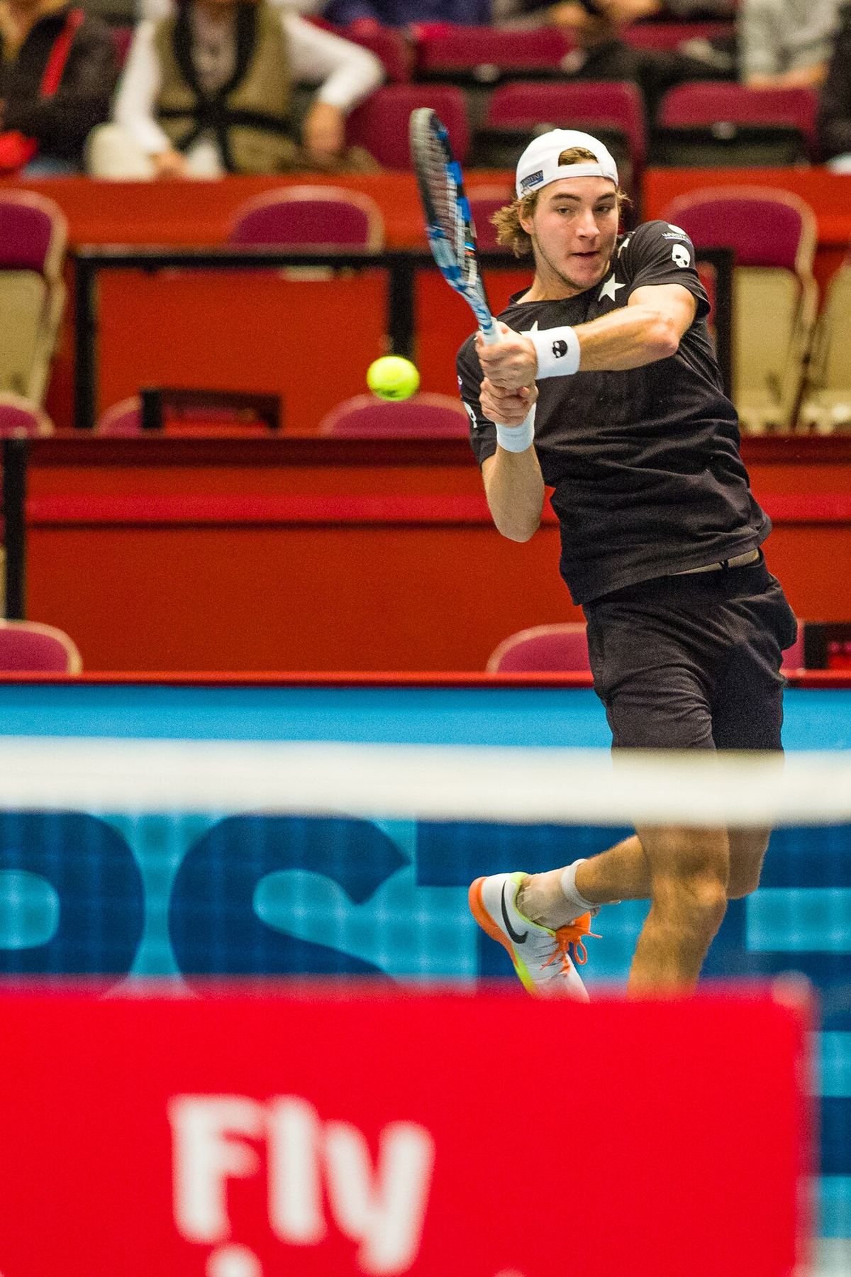 Jan-Lennard Struff joacă împotriva lui Sebastian Ofner la turneul ATP de la Viena, în 2016.