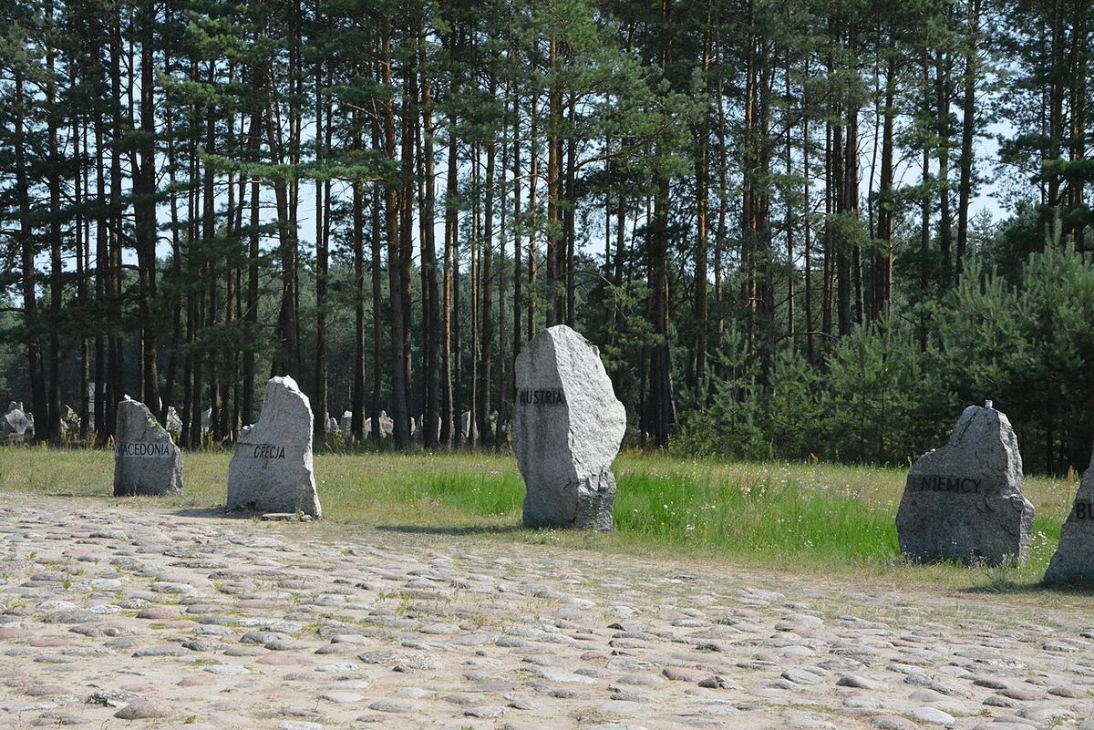 Pietre cu numele țărilor de origine ale victimelor, la memorialul de la fostul lagăr Treblinka II din Polonia.