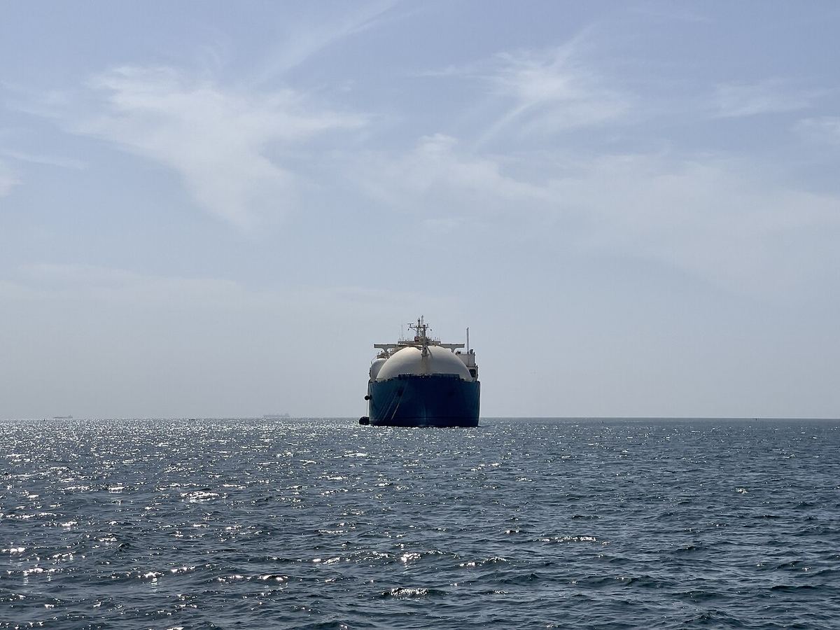 Nava de transport GNL KARMOL LNGT POWERSHIP AFRICA în larg, în fața coastei Dakarului, Senegal.