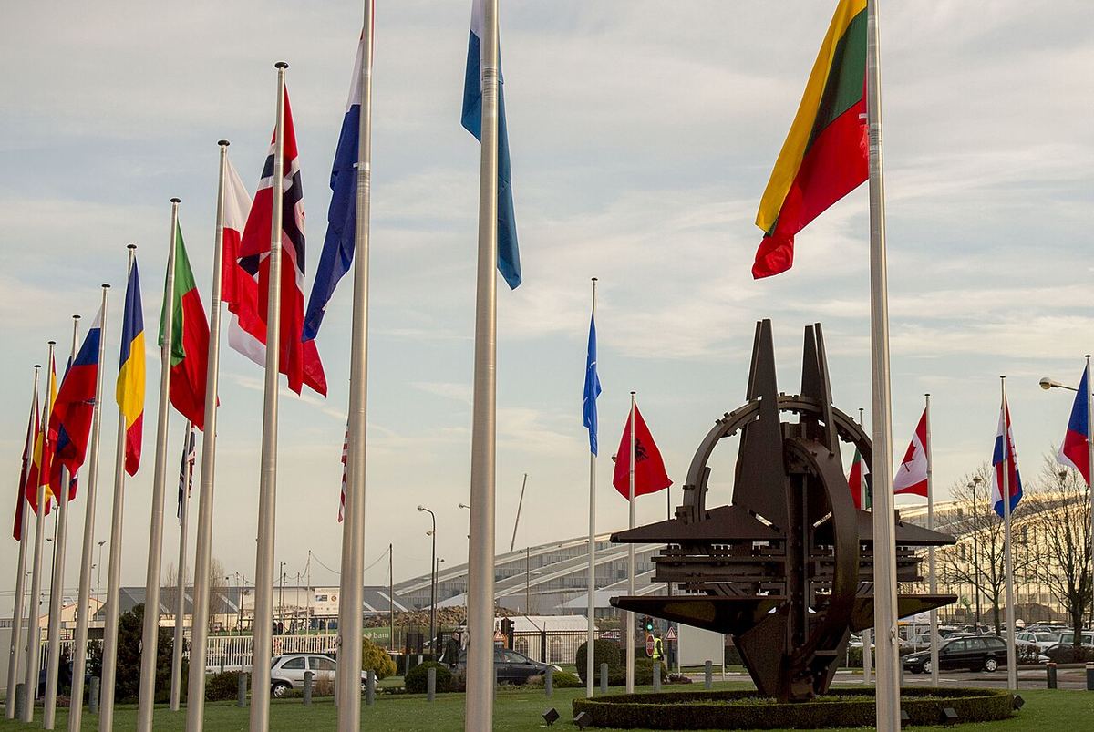 Steagurile țărilor membre în fața sediului NATO de la Bruxelles