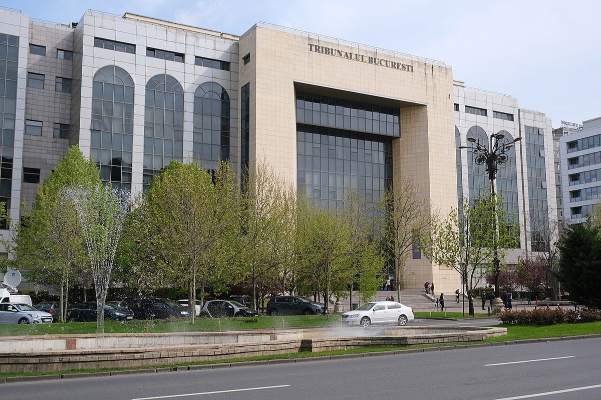 Clădirea Tribunalului București, cu fațade din piatră și sticlă, vedere exterioară pe timp de zi, imagine ilustrativă.