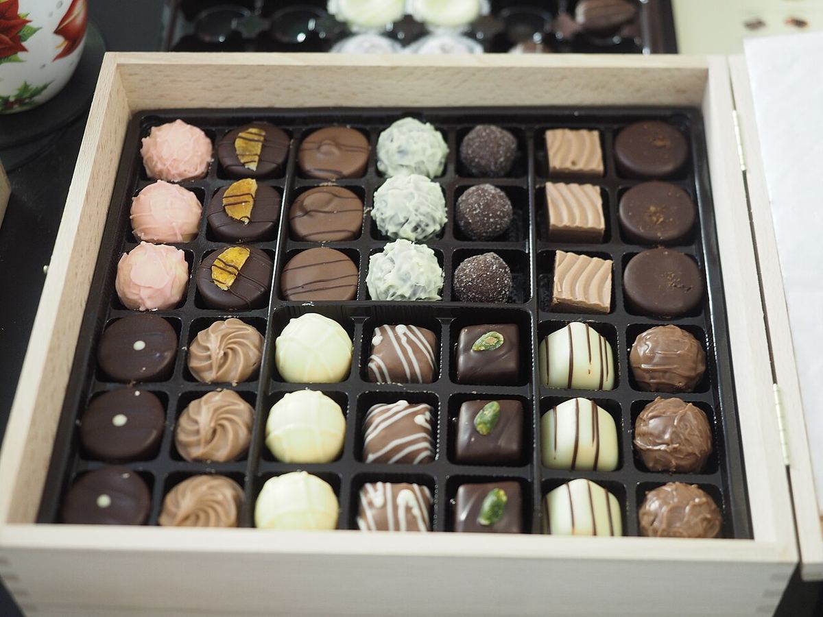 Selecție de praline de ciocolată de diferite tipuri, fabricate de producătorul german Lauenstein.