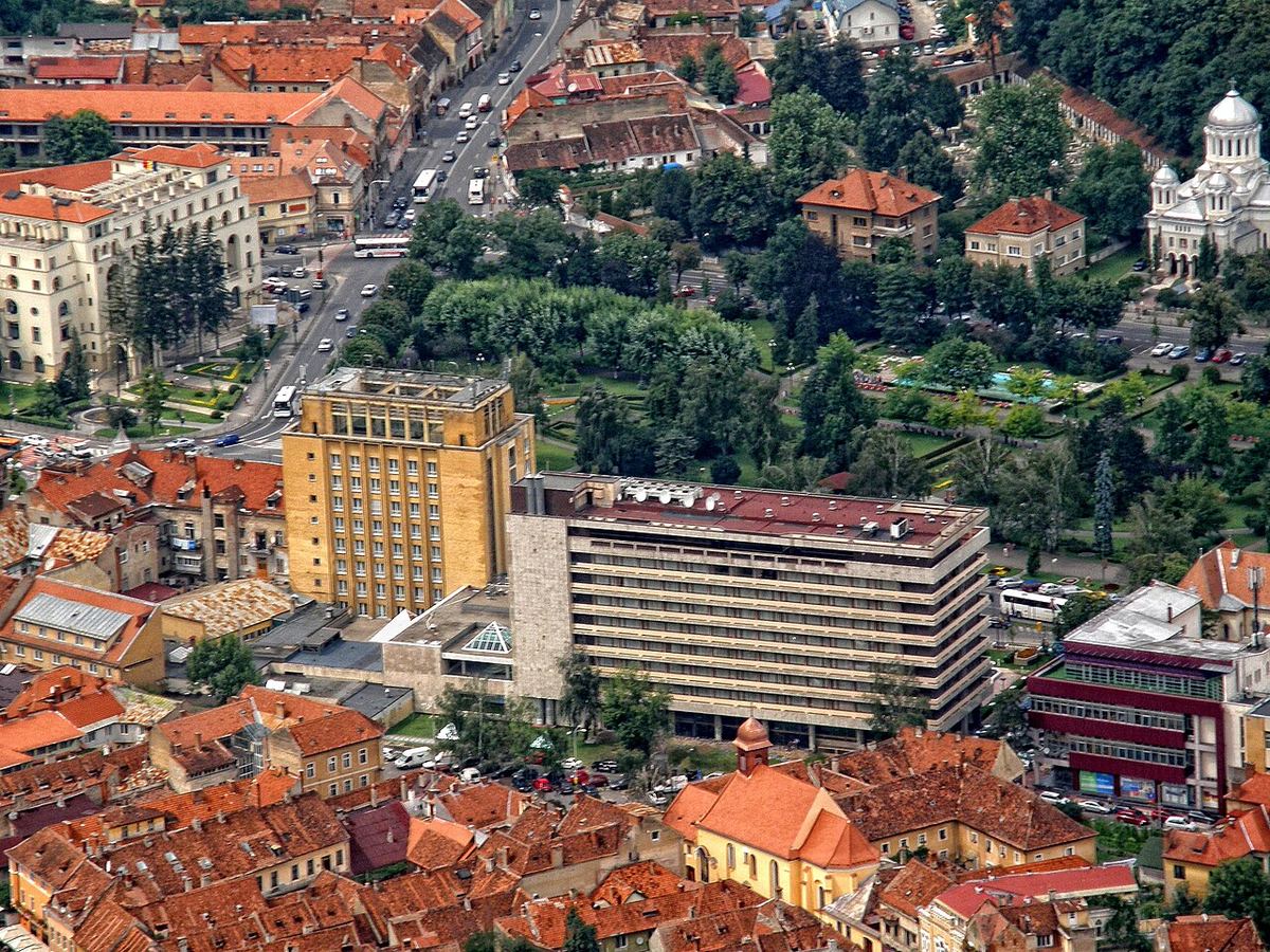 Fotografia hotelului ARO Palace din Brașov, clădirea fiind văzută din exterior.