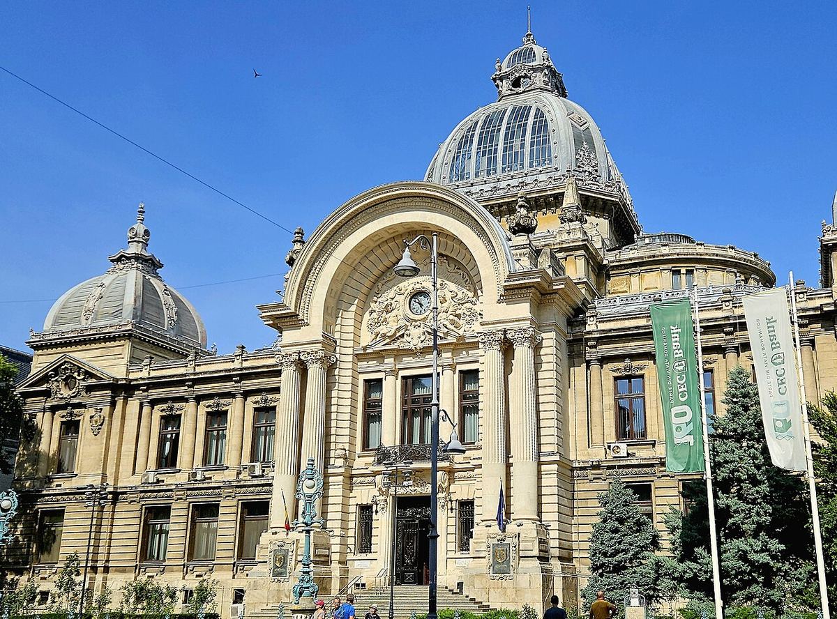 Sediul CEC Bank de pe Calea Victoriei din București, cu fațada monumentală și cupola, într-o zi senină de vară.