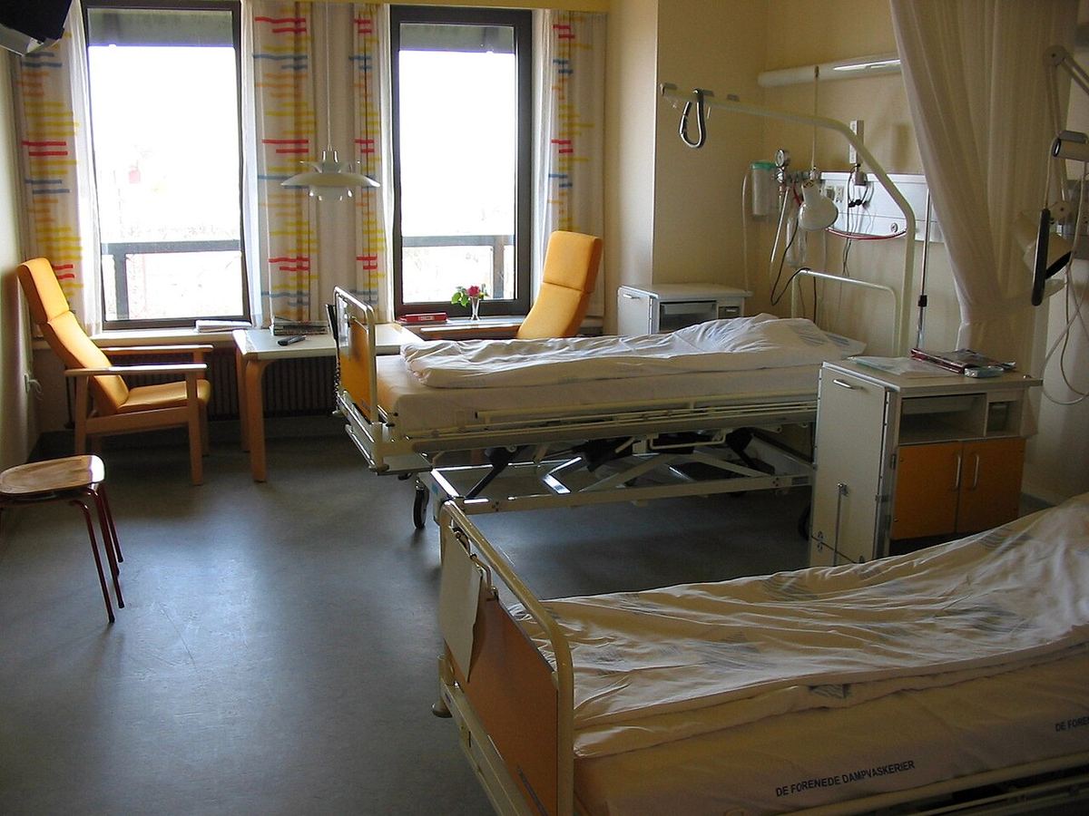 Salon de spital cu paturi, ilustrație generică a unei camere de internare