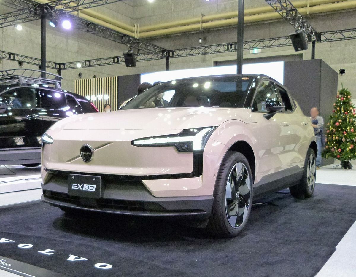 Volvo EX30, vedere frontală laterală, expus la Japan Mobility Show Kansai 2025 din Osaka.