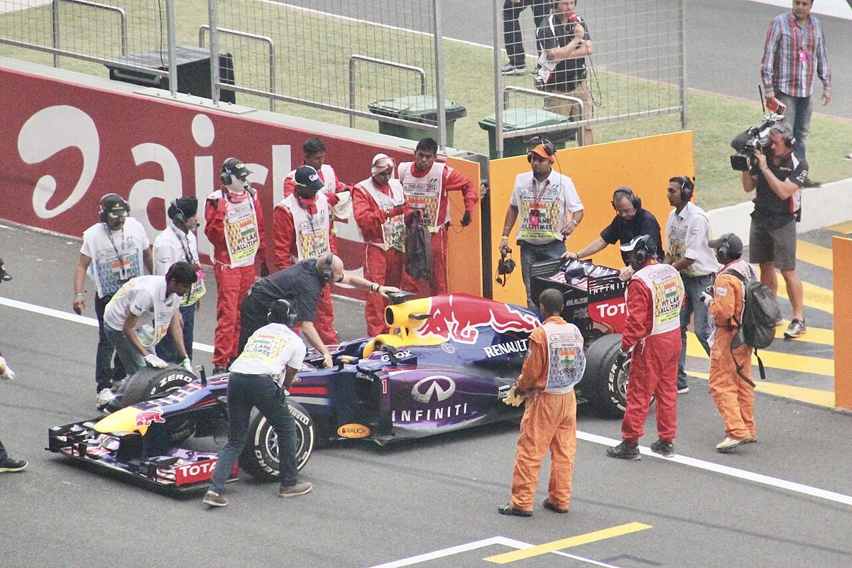 Monopostul Red Bull Racing pe grila de start, cu mecanicii echipei