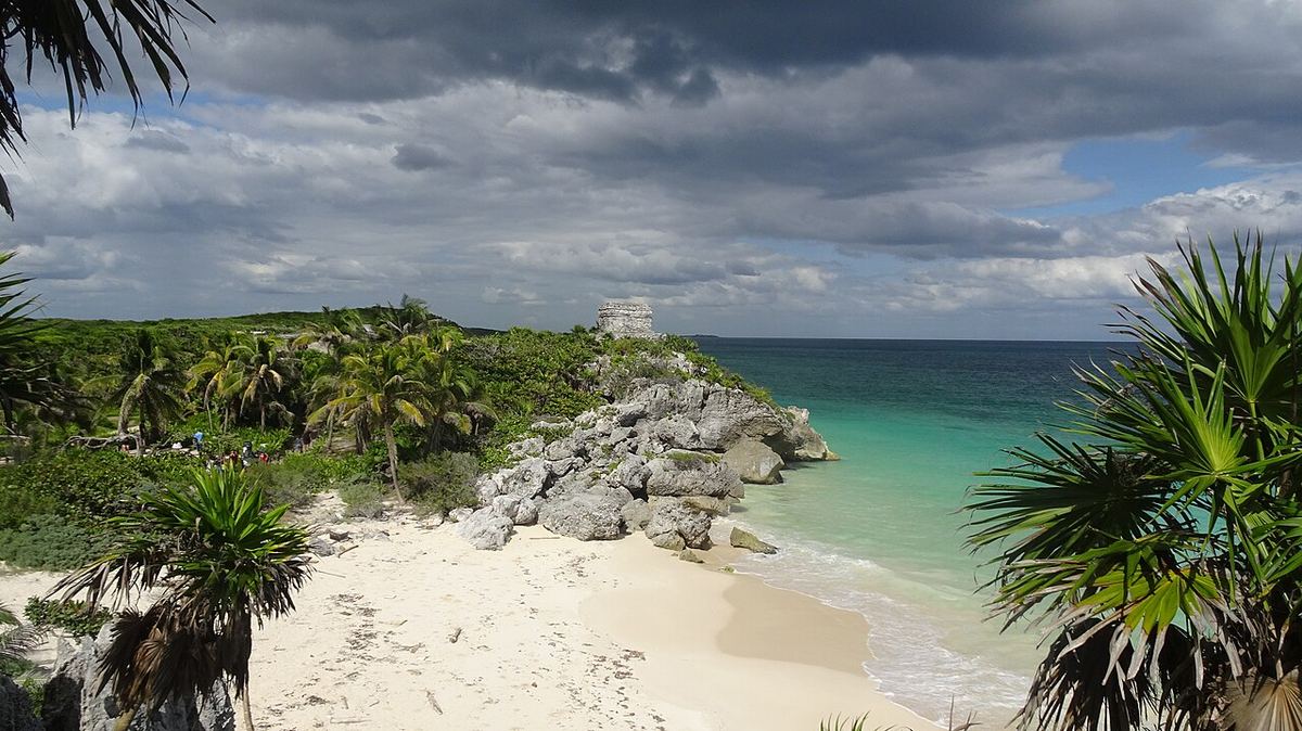 Ruinele mayașe din Tulum, Quintana Roo, Mexic, vizitate ca destinație turistică.